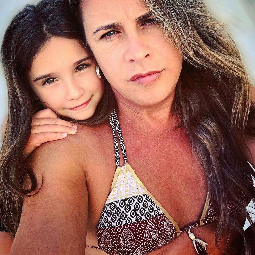Incluso posa al lado de su hija, quien entendió a la perfección su transformación
