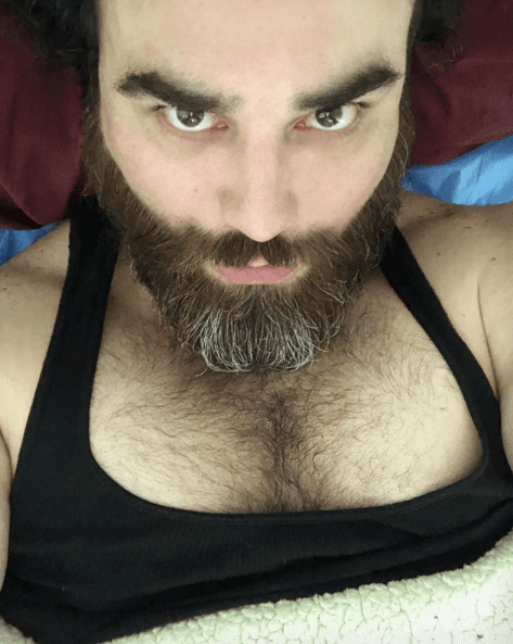 A la par de la actuación, Reséndez es muy activo en sus redes sociales, donde además de compartir fotografías personales, suele compartir memes y divertidas imágenes.