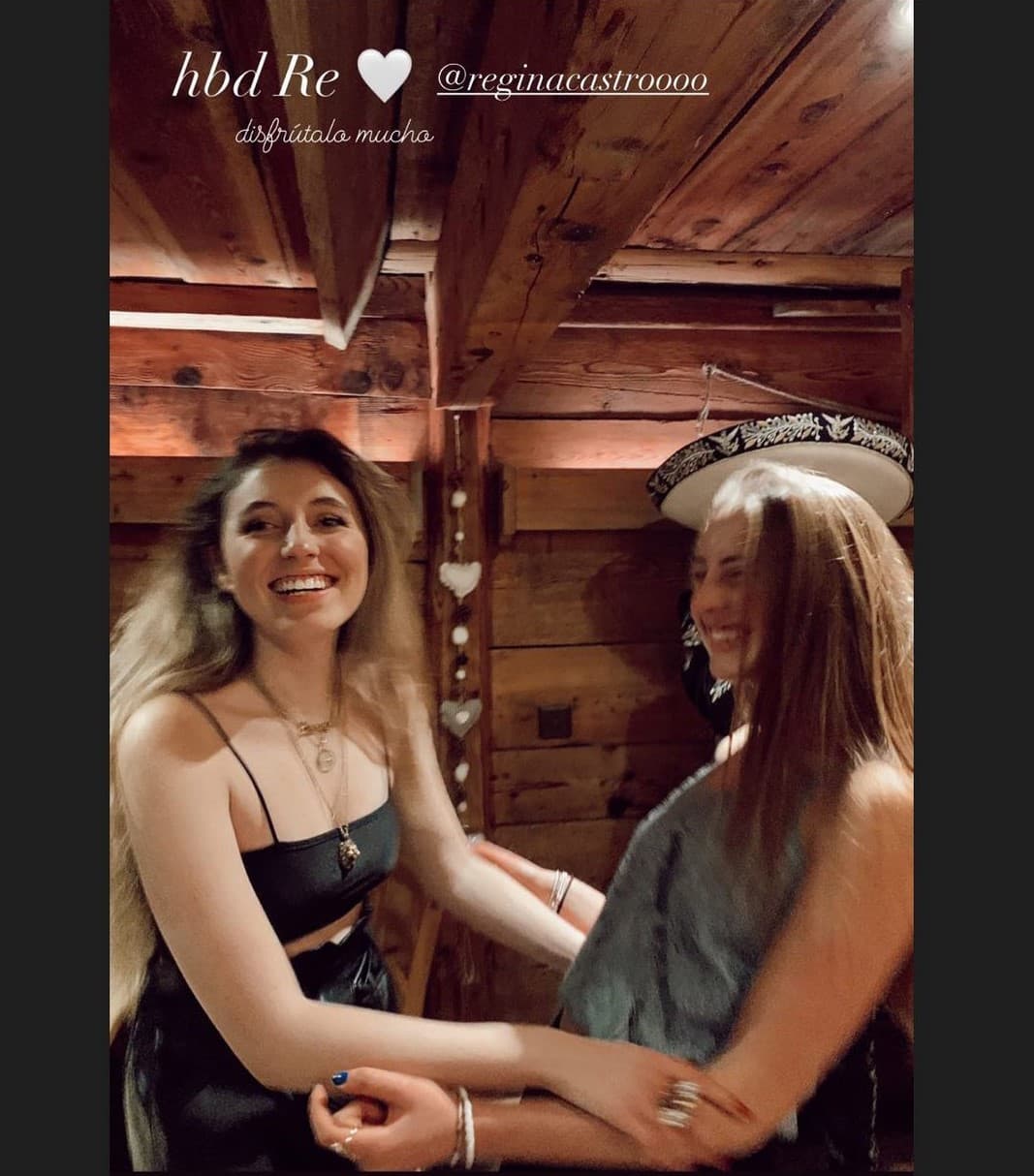 Aunque no destapó si tendrá la tradicional fiesta de XV años, sí dejó ver que tuvo una pequeña reunión con algunos amigos, en la que se alcanza a apreciar que hasta hubo mariachi.