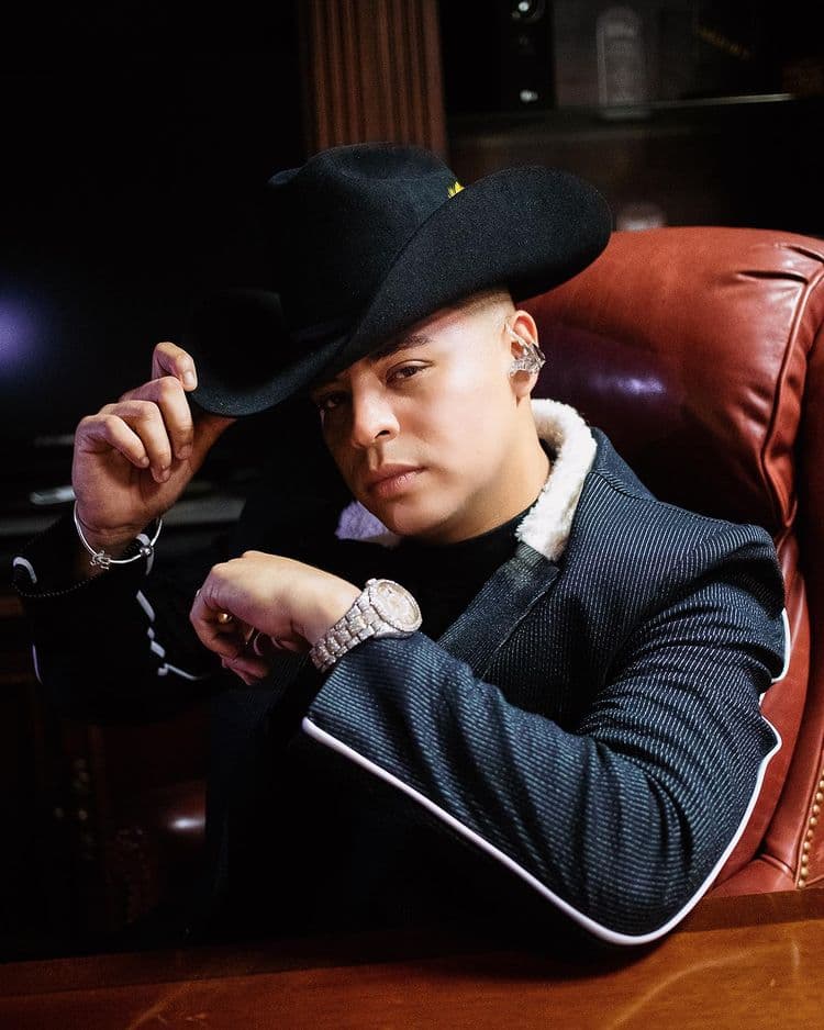 Eduin Caz de Grupo Firme revela que su papá está grave por no vacunarse contra Covid-19