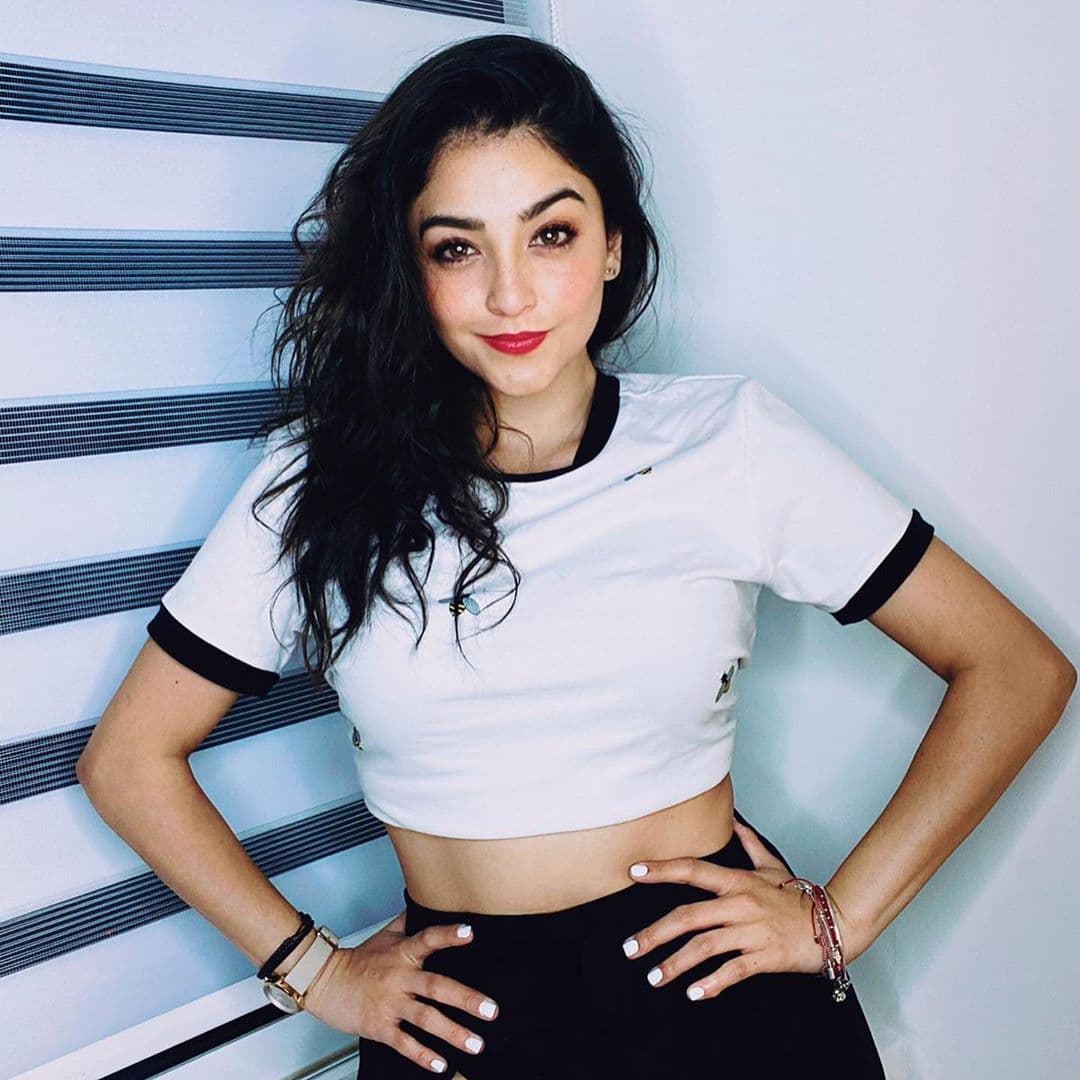 Geraldine Galván no deja de sorprender a sus seguidores y es que tras publicar sensuales fotografías, ahora impactó por el drástico cambio de look al que se sometió, pues pasó de ser castaña a una atractiva rubia platinada.