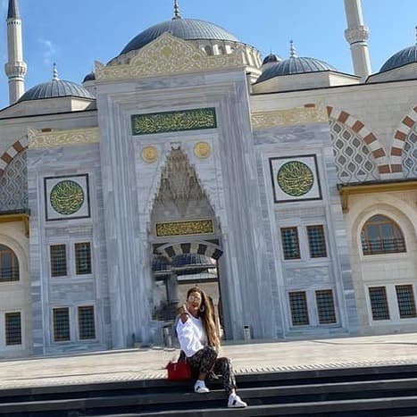 A través de su cuenta oficial de Instagram, el ‘Bombón Asesino’ compartió varias imágenes de su travesía, dejando ver que uno de los destinos que había visitado era la famosa Mezquita de Çamlıca, ubicada sobre la colina de Çamlıca, en el distrito de Üsküdar, en Estambul.