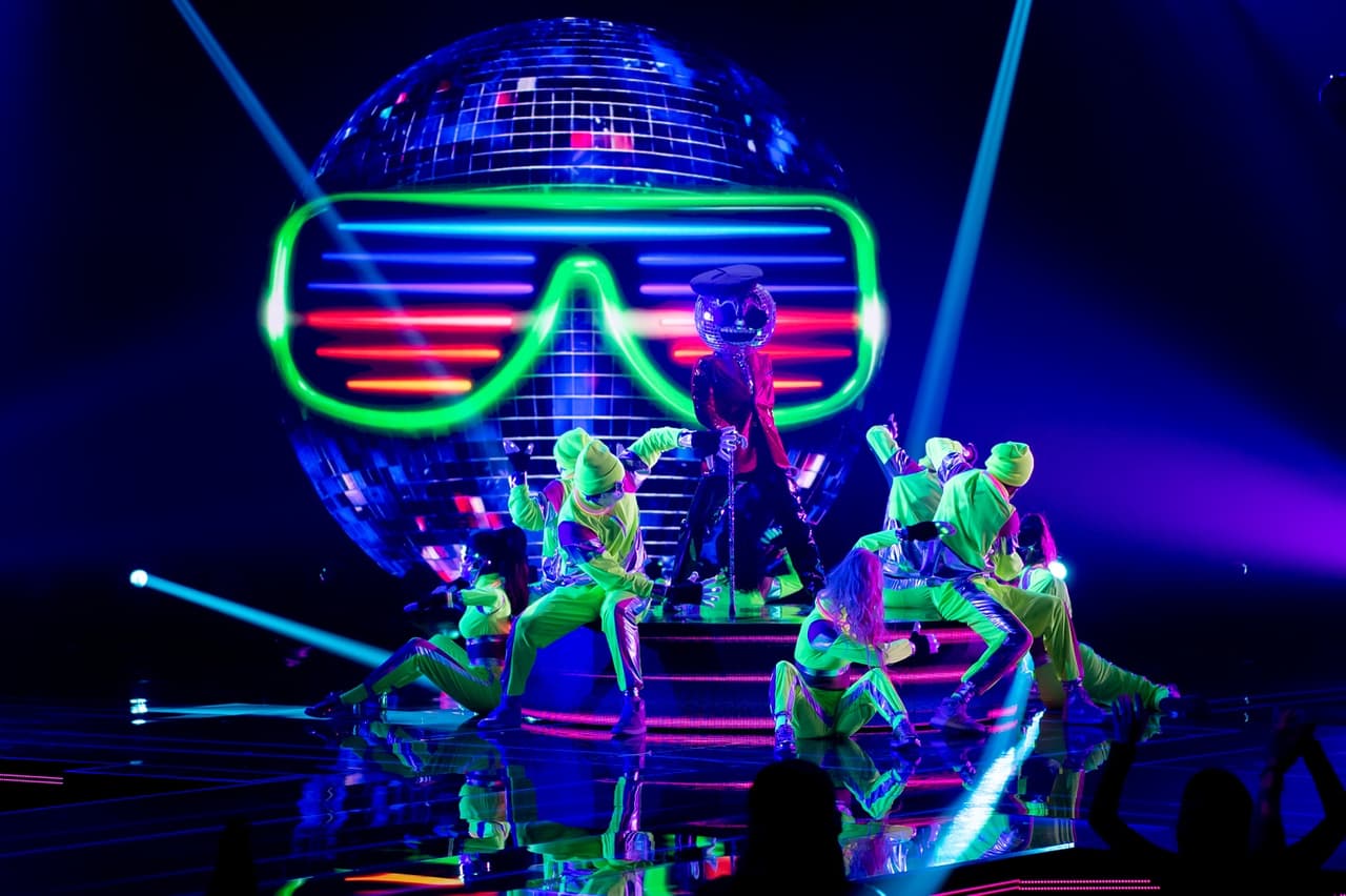 En su segunda aparición, el personaje demostró por qué es el rey de las fiestas al iluminar de colores el escenario y entregar excelsas coreografías.