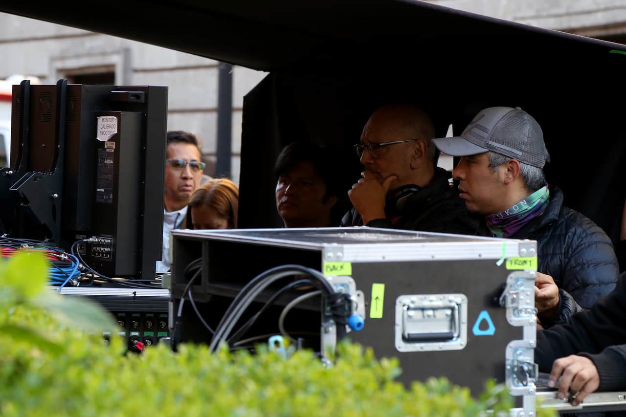 El equipo de producción monitoreó desde un área especial que la escena quedará correcta y/o repetir lo que fuese necesario.