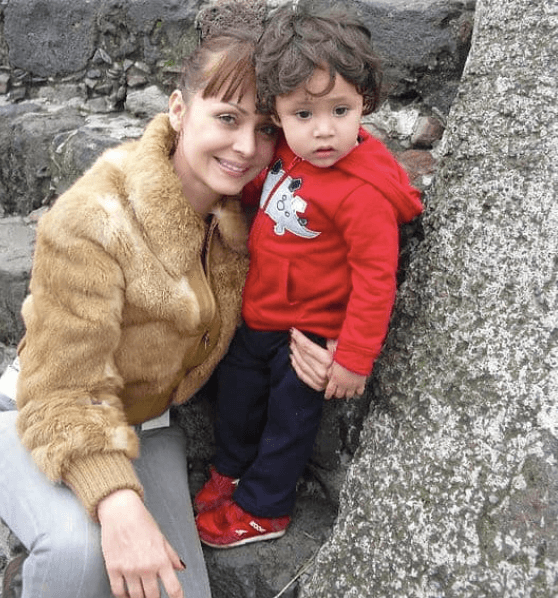 Sin embargo, pese a la ruptura, ella desea que exista una relación entre padre e hijo y se ha acercado en algunas ocasiones a él para que esto suceda. "Como le digo en los e-mails: 'Haz ahora lo que puedas hacer' (...) para sentirte en paz contigo mismo y, bueno, también con Gabito que no tiene la culpa de nada. (...) El padre nunca se ha ocupado de él", reveló en una entrevista con el programa 'Suelta la Sopa' en 2015.