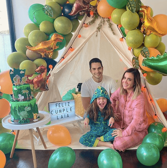 Incluso, la decoración que constó de decenas de globos en colores propios de estos ejemplares y el pastel contaron con motivos jurásicos.