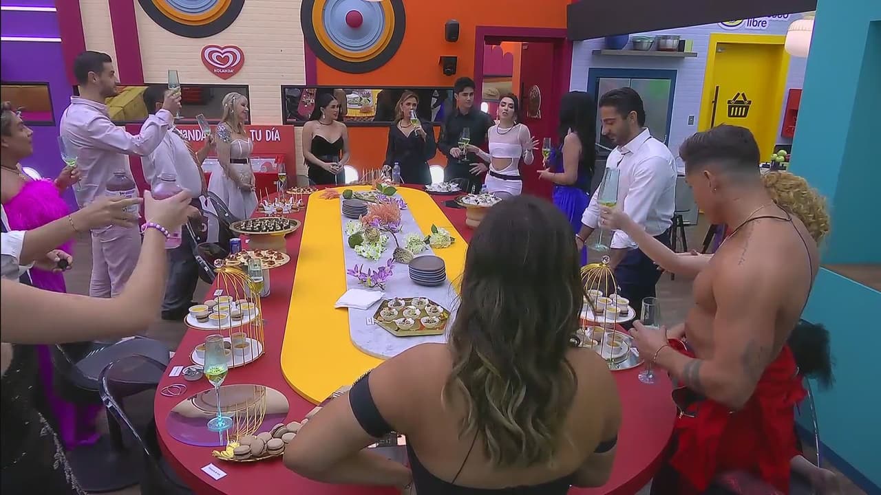 Potro y Karime hablan durante el brindis en 'La Casa de los Famosos México'