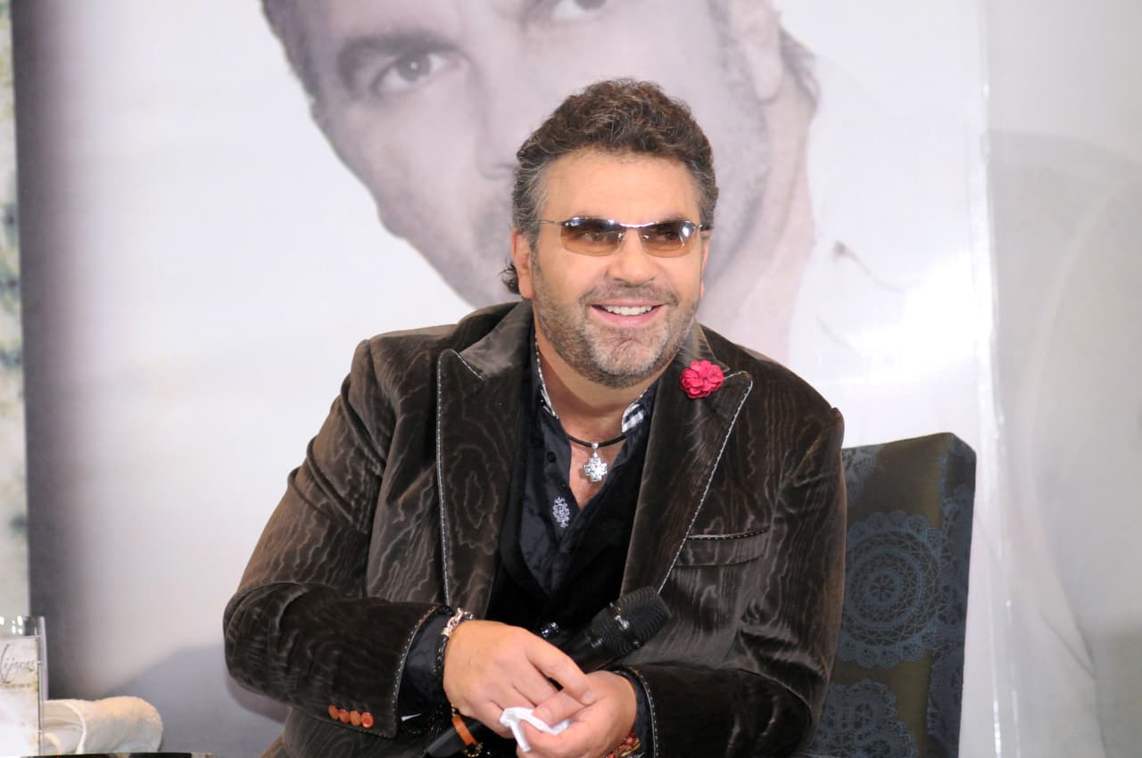 Manuel Mijares deja en shock al posar como nunca con su novia