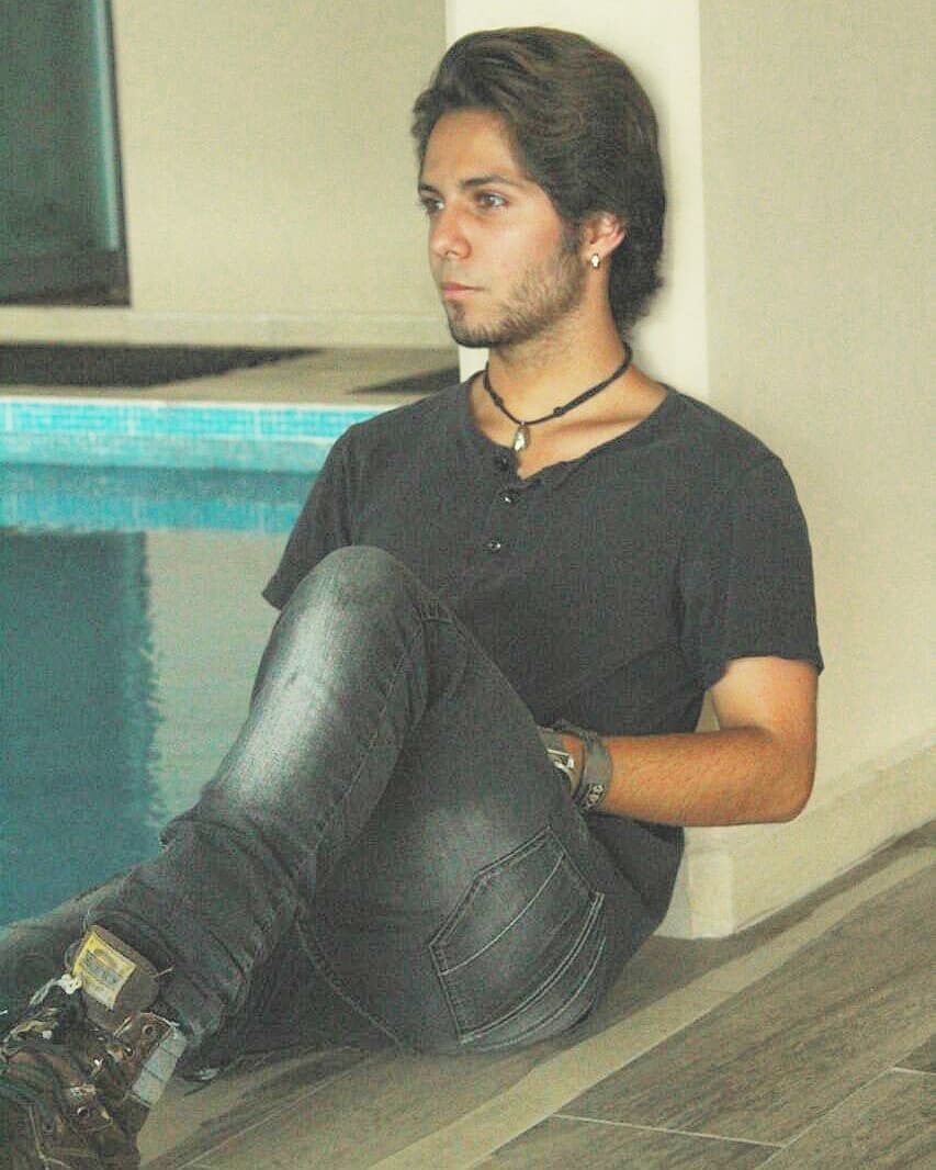 De 2009 a 2013, Alex Flores siguió con su carrera en la actuación, sumando proyectos como ‘Hasta que el dinero nos separe’, ‘Camaleones’, ‘Llena de amor’ y ‘Por siempre mi amor’.