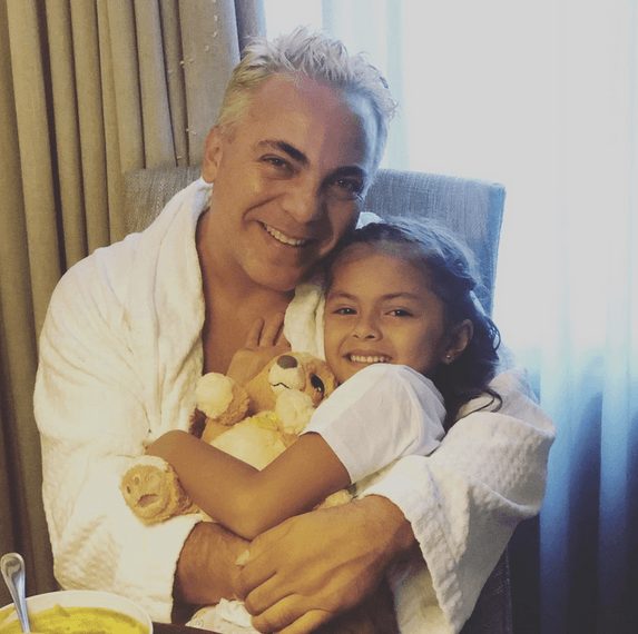 Hija de Cristian Castro se despide de su abuelo Manuel ‘El Loco’ Valdés con tierno video