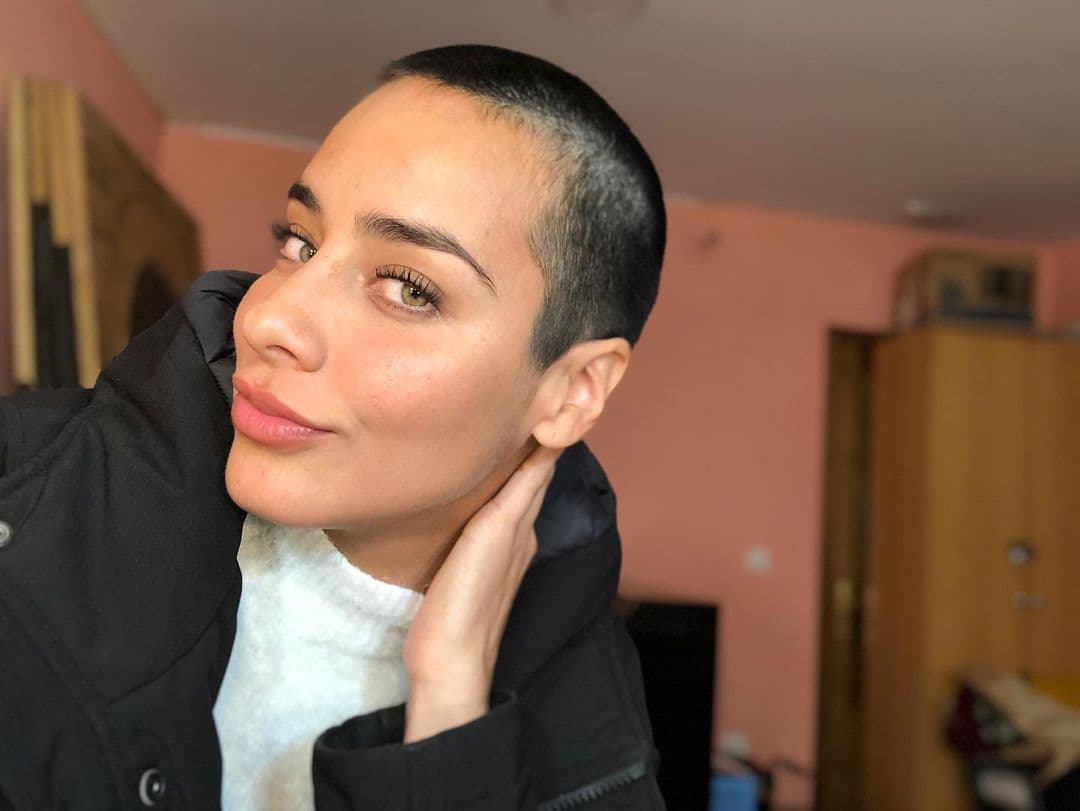 "¡Seamos felices,
<strike>
joder
</strike>! Me explota el corazón de amor y agradecimiento. ¡Te amo, España! ¡Qué emoción todo lo que se viene!", escribió la actriz junto a una serie de fotos e incluso el video que capturó su rapada.