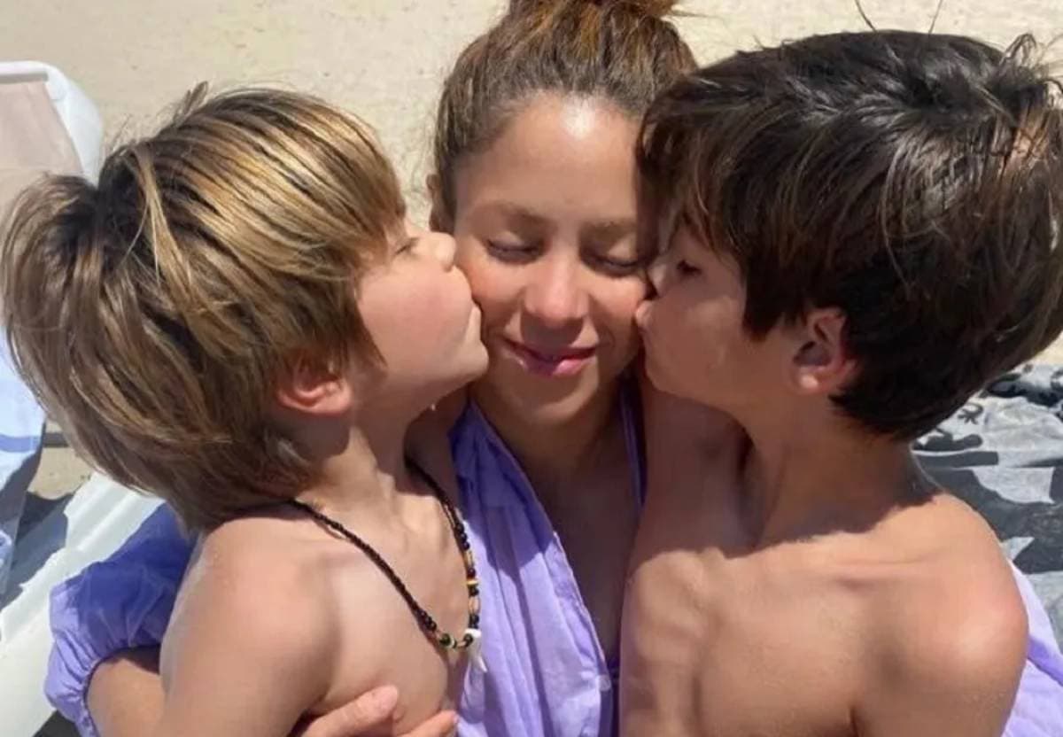 Shakira con sus hijos Sasha y Milan durante vacaciones