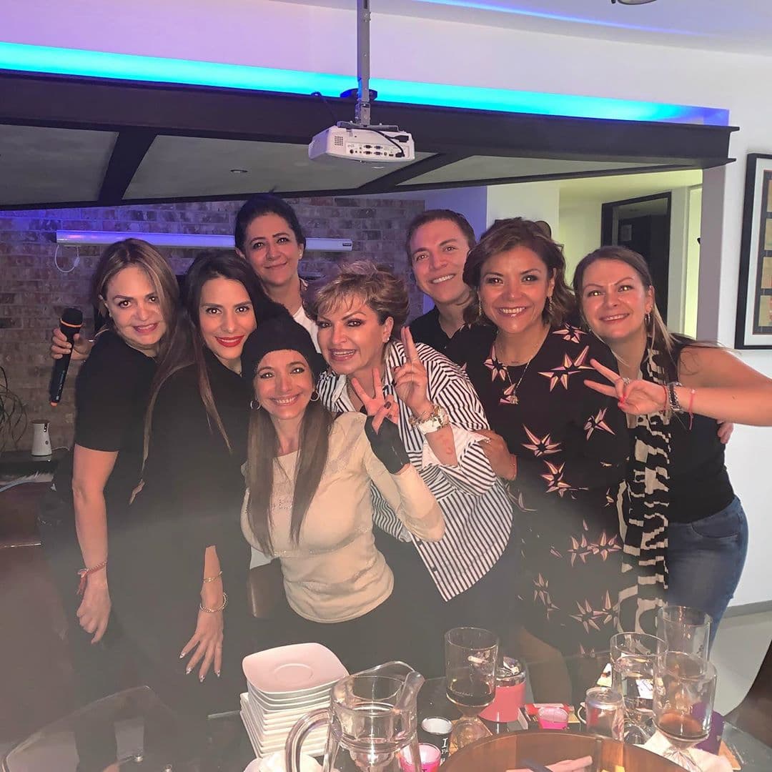 En las imágenes, aparece la intérprete de ‘Quítame ese hombre’ luciendo muy delgada, con una sonrisa y con una férula en la mano izquierda.