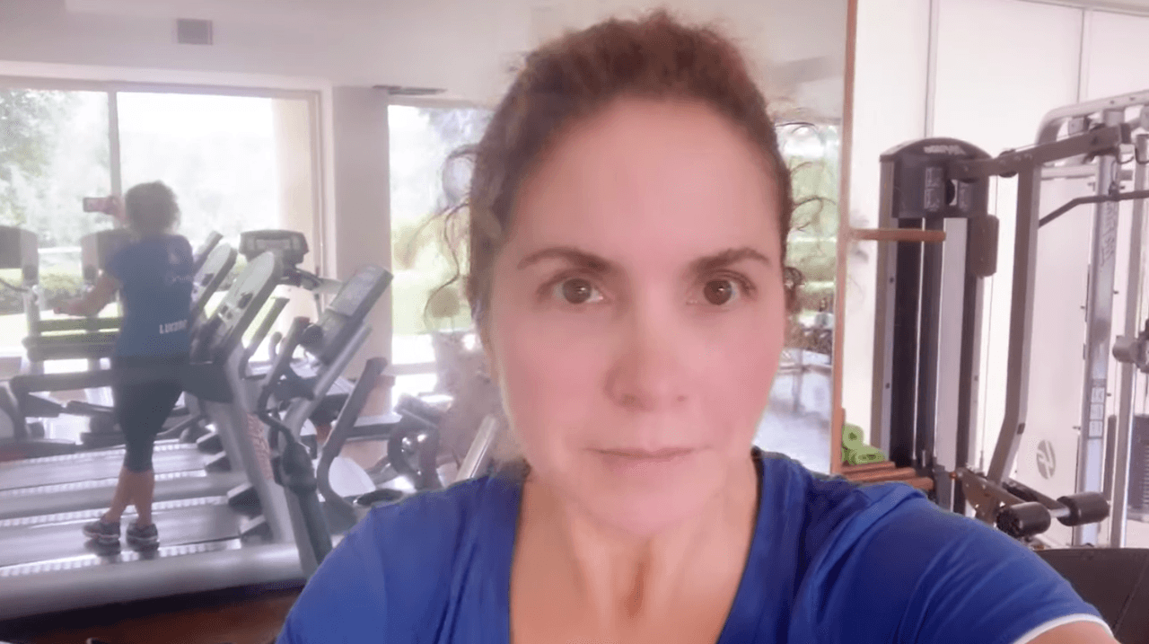 Finalmente, otro de los rincones que Lucero ha mostrado en redes sociales es el pequeño gimnasio que tiene, donde suele pasar tiempo por la mañana para estar en forma.