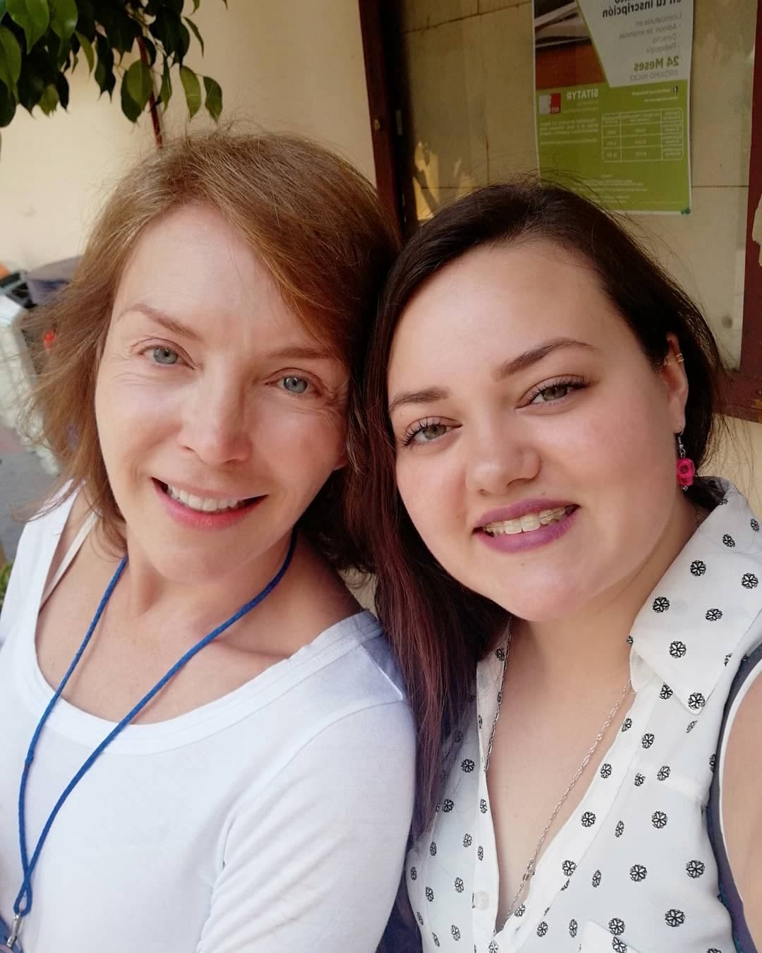 Laura Flores y Andrea Lagunes, quienes fueron madre e hija en la telenovela infantil 'Gotita de amor' de 1998, vivieron una tierna reunión después de 21 años.