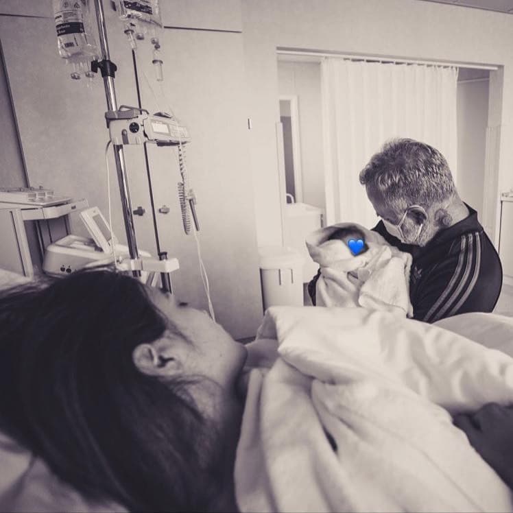 Blu Jerusalema Vacchi, hija de Gianluca Vacchi y Sharon Fonseca, ha impactado las redes sociales desde su nacimiento y aunque sus padres no han mostrado su rostro, a tan solo unas horas de haber llegado al mundo debutó en la cuenta de TikTok del famoso multimillonario.