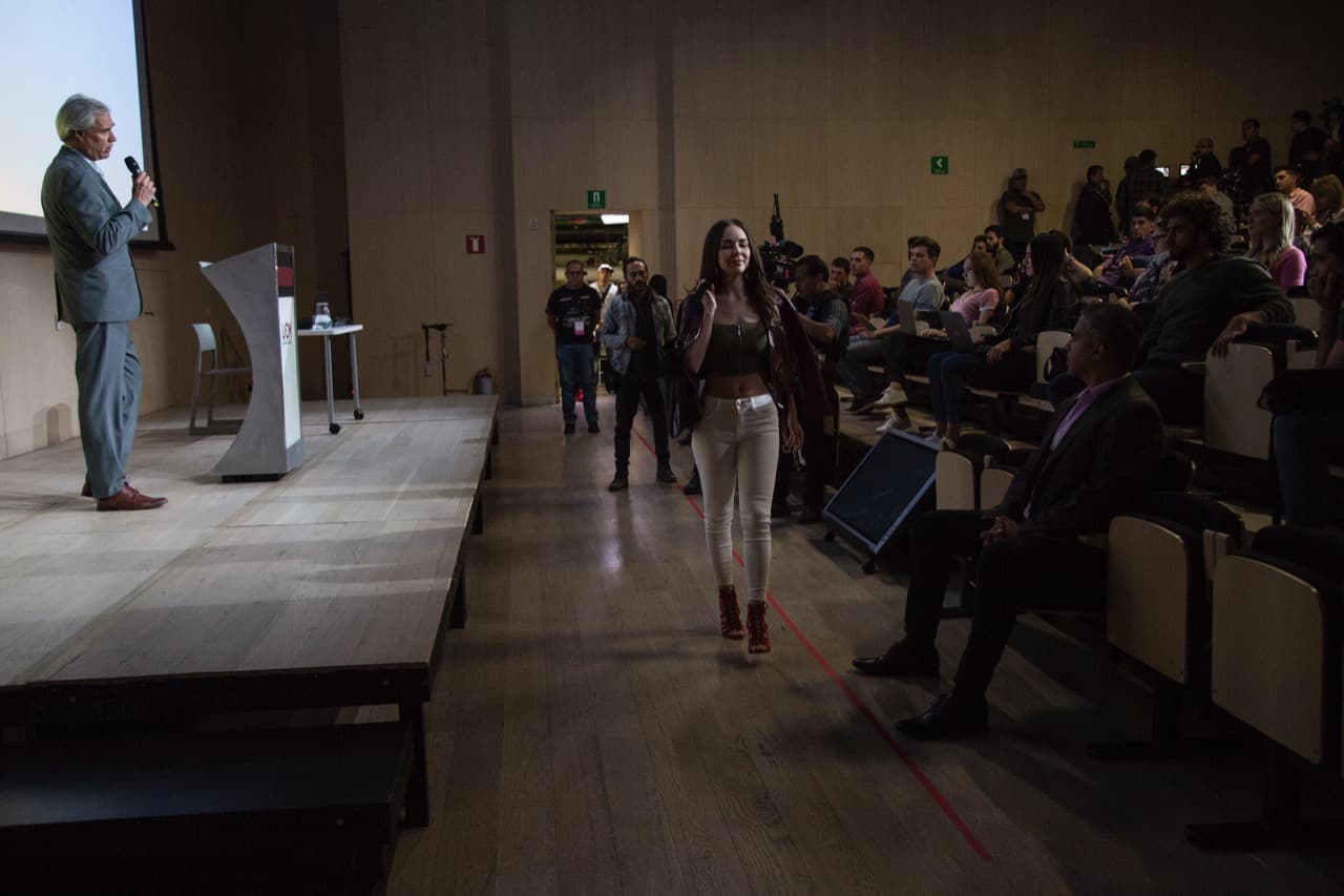 Como cuando entra al salón de clases dejando a todos boquiabiertos con su porte y belleza.