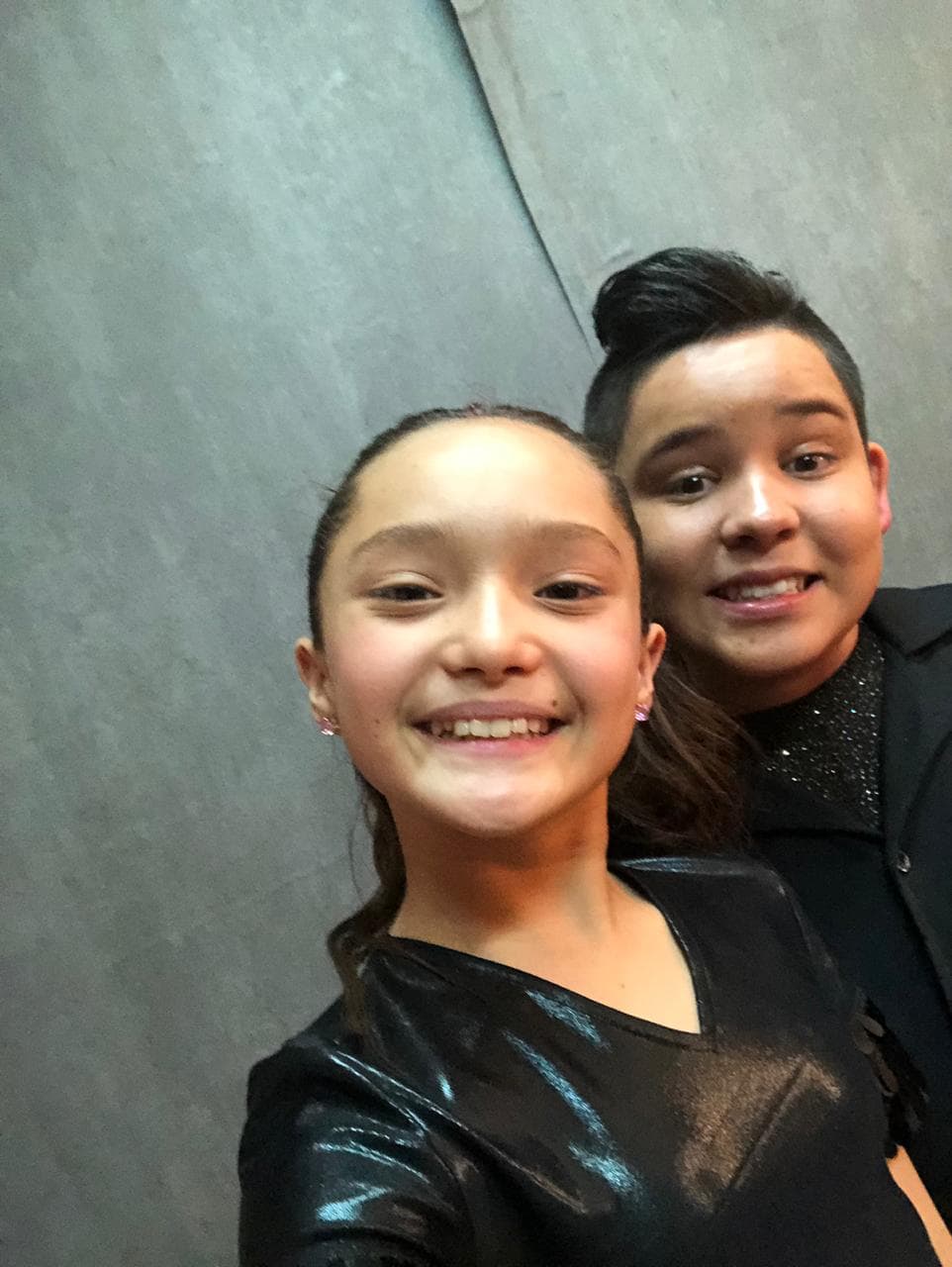 Flor y Yahir no pudieron ocultar su felicidad al ganar el reto de baile improvisado.