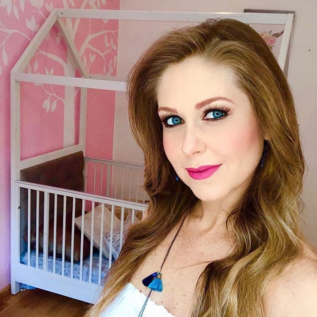 Ingrid Martz impacta al lucir su embarazo en bikini