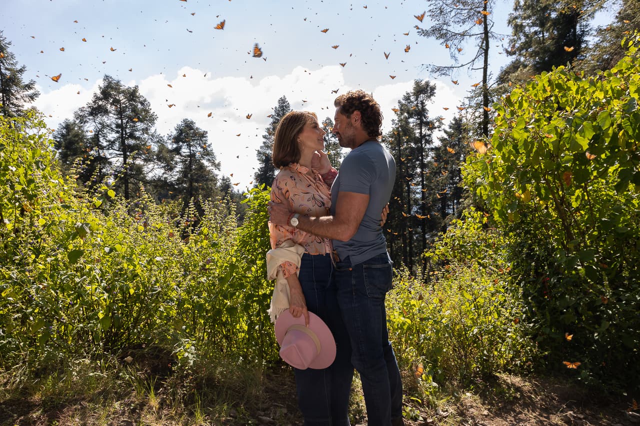 'Daniela' y 'Memo' vivieron mágicos momentos en "Mi camino es amarte" al tener un romántico día en el campo rodeados de mariposas y flores.