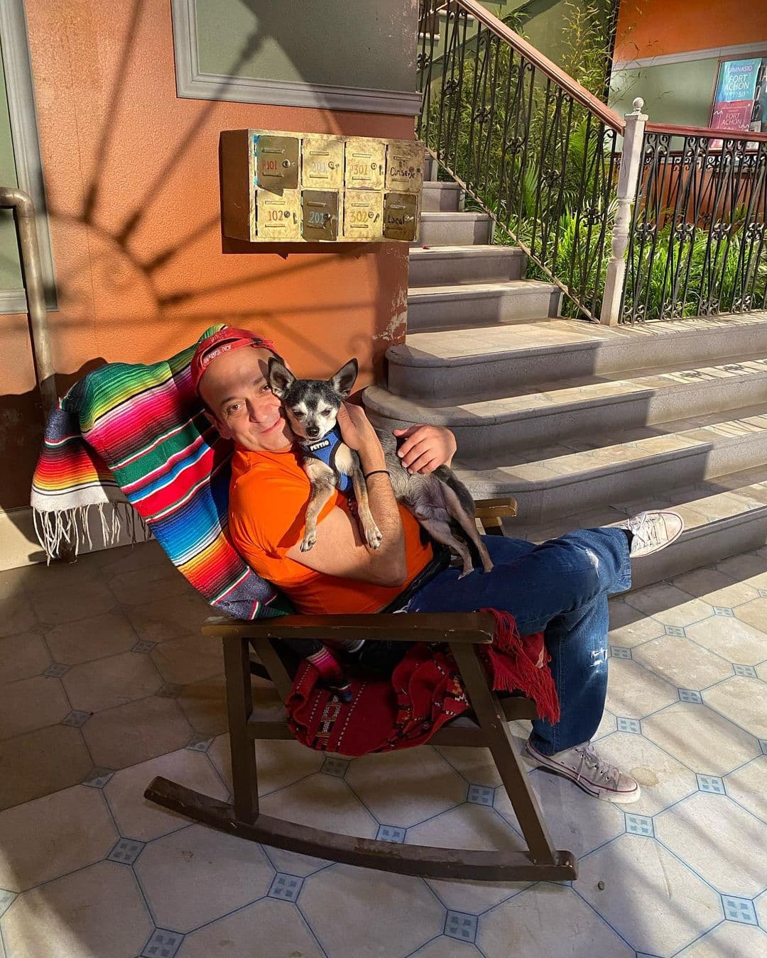 'Mariachi', el perrito de Lalo España, volverá a aparecer al lado de 'Germán' en el edificio.