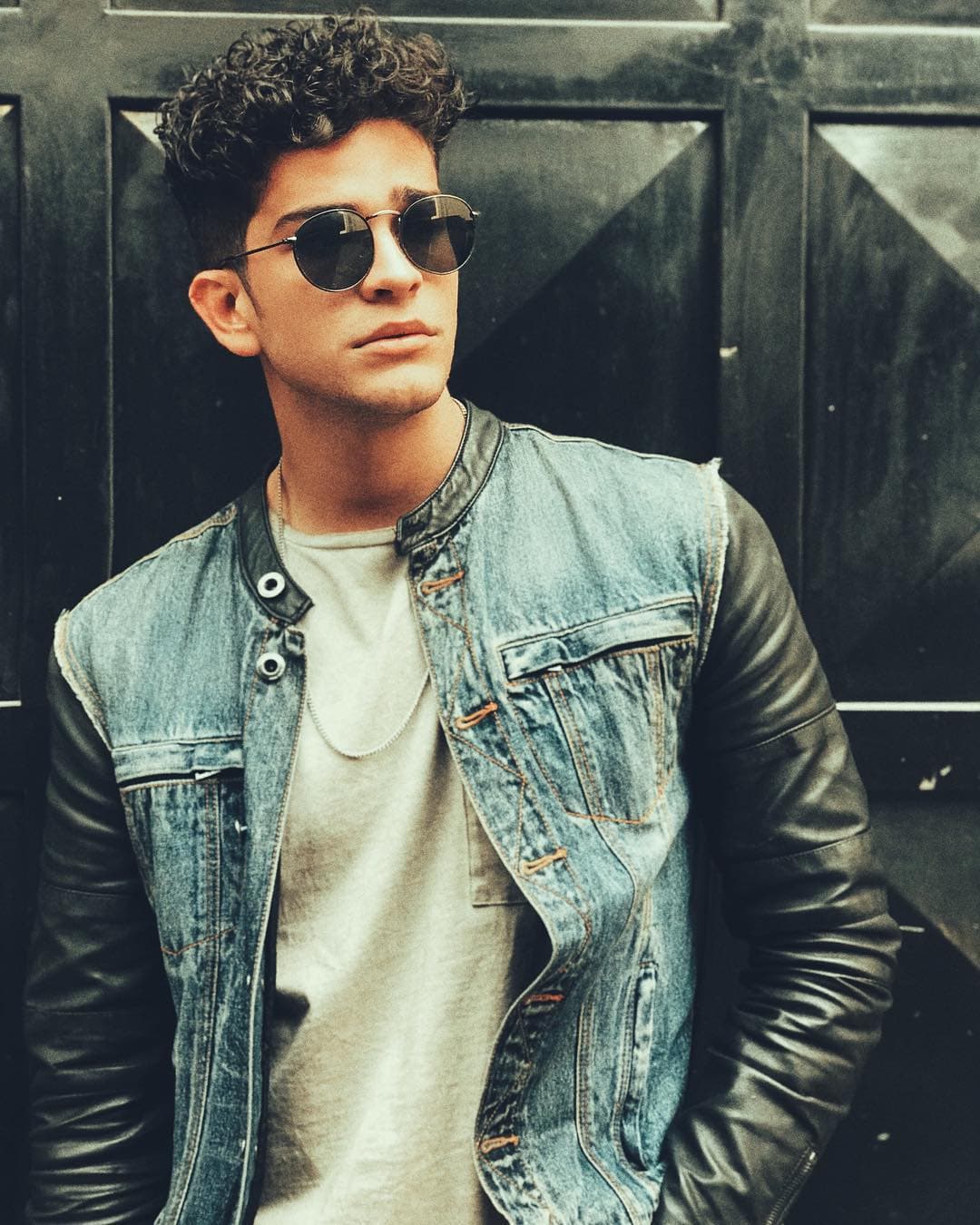 ¿Cuál es tu música favorita? Me encanta la música caribeña, los ritmos latinos, lo que sea que se pueda bailar con mucha energía.