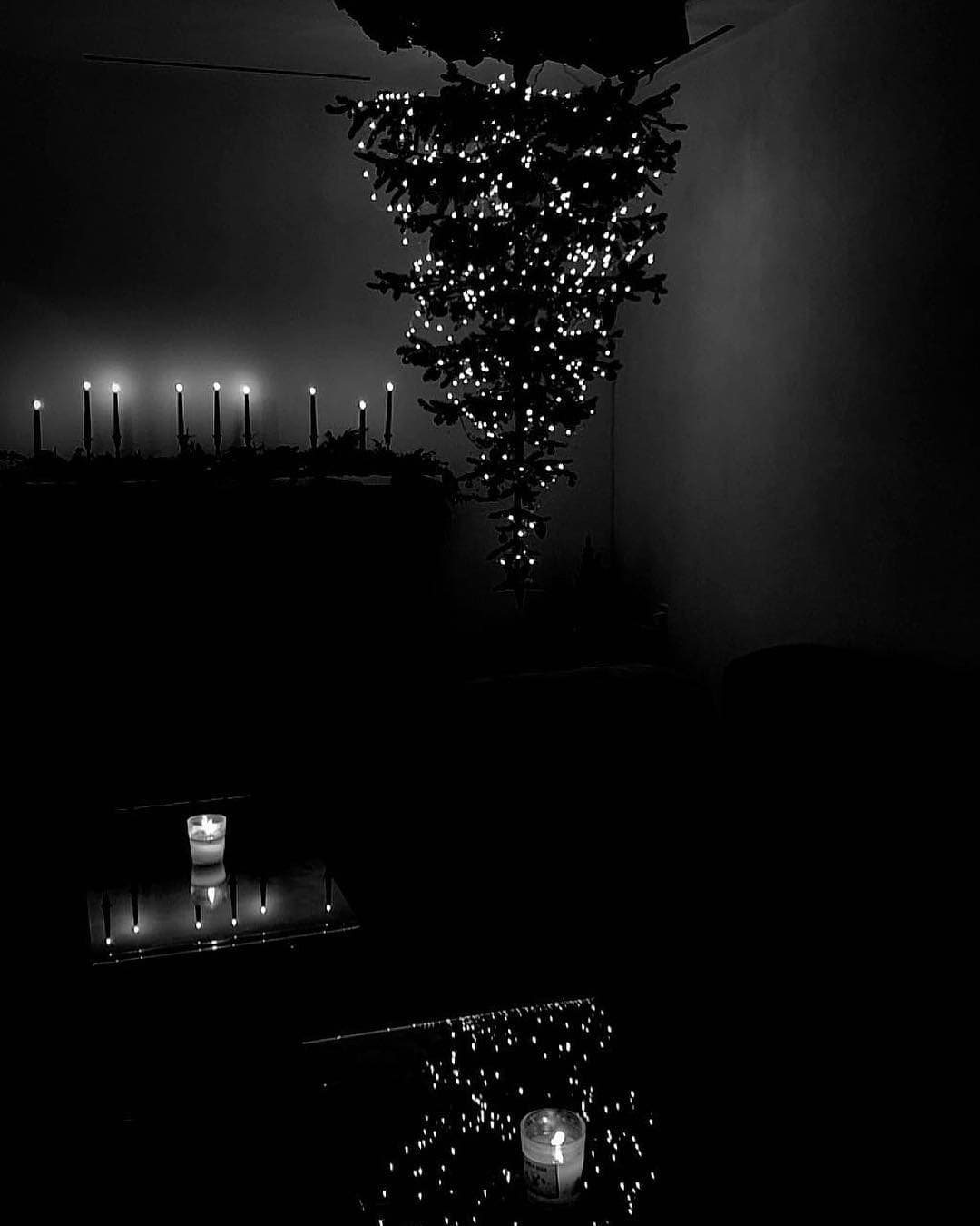 Ariana Grande compartió una imagen oscura, con el árbol de cabeza.