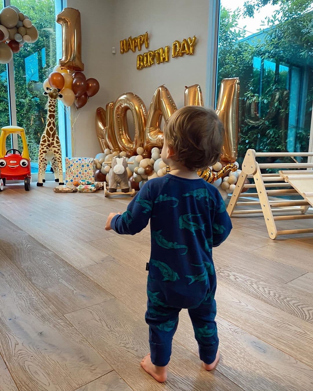 Por su parte, la australiana publicó un enternecedor video en el que se le escucha alentar a su hijo parra que se acerque a la sorpresa que con tanto amor le habían preparado. “Es para ti”, le dice.