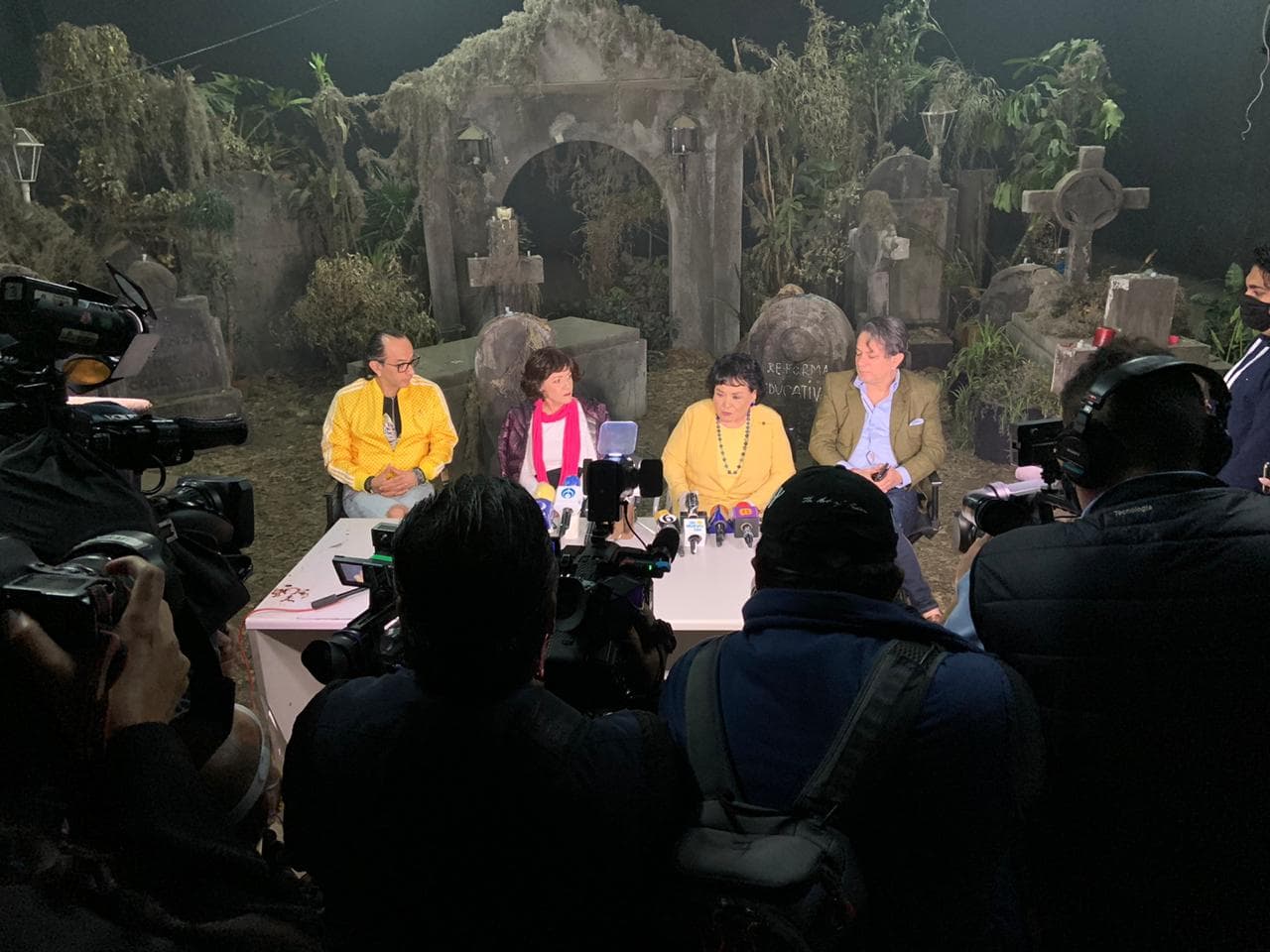 Antes de iniciar transmisiones, los mascabrothers dieron una pequeña conferencia de prensa acompañados de dos de sus estrellas invitadas.
