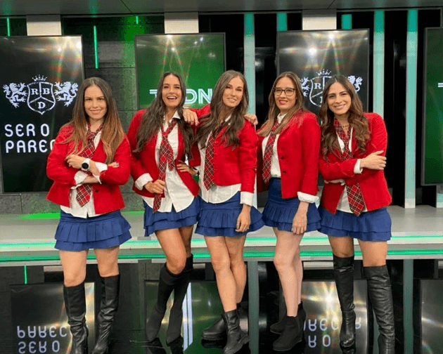Por su parte, también las conductoras de TUDN se unieron a este furor por el regreso del fenómeno RBD y su reciente concierto con los mismos atuendos.