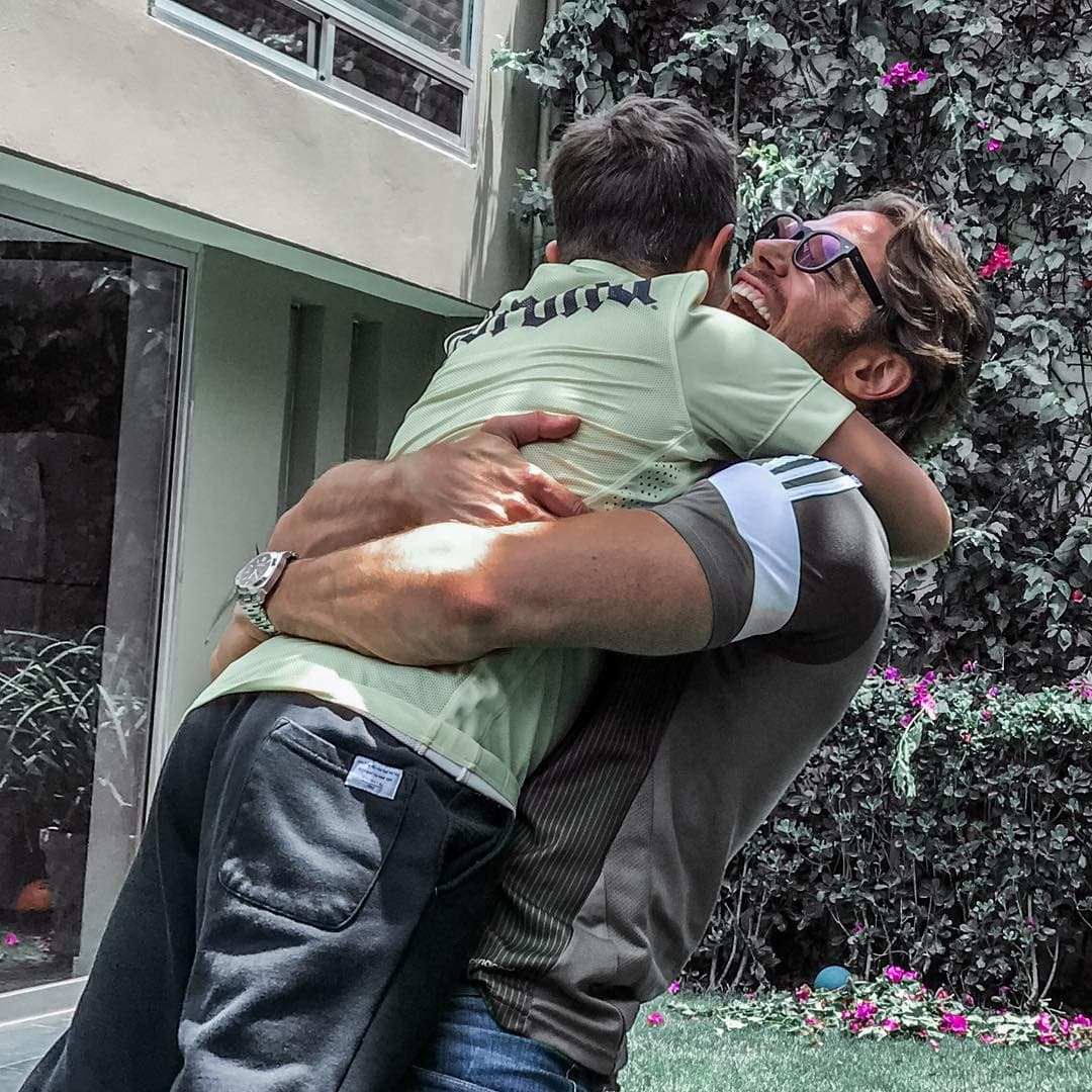 Conmovido hasta las lágrimas, Sebastián Rulli compartió en entrevista con Yordi Rosado que lo más importante para él es ser un buen papá para Santiago. "Yo creo que ser papá es lo más drástico para la vida de cualquier hombre que se toma en serio esa responsabilidad, ha sido maravilloso”.