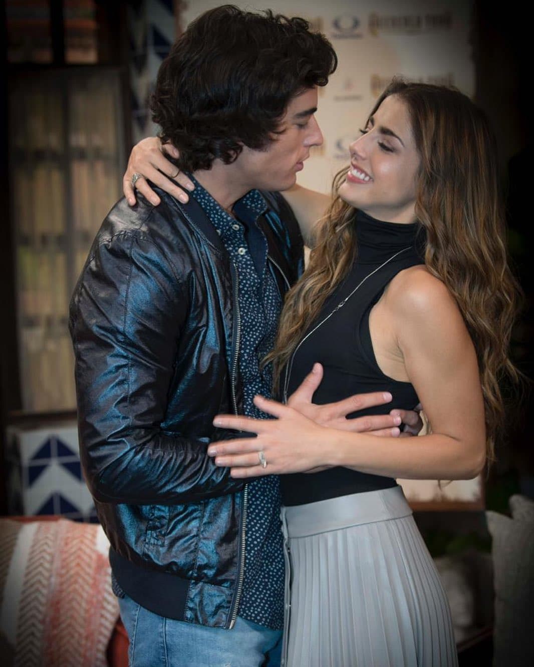 Michelle Renaud le declara su amor a Danilo Carrera y él reacciona: ‘Me encanta despertarte a besos’