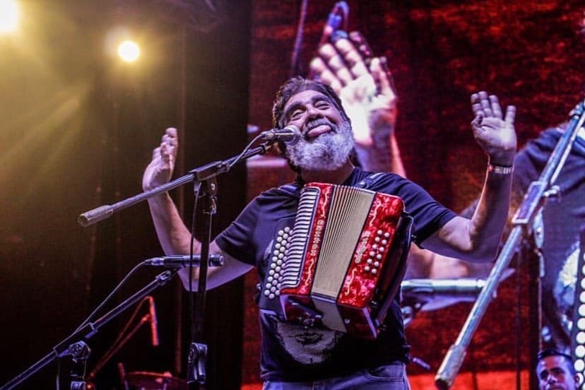 Fue pionero de la mezcla entre sonidos tropicales con géneros populares desde norteños hasta sonideros.