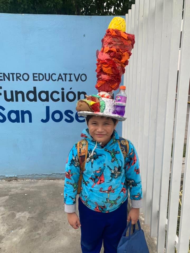 Papás mexicanos presumen el diseño del 'sombrero loco' de sus hijos
<br>