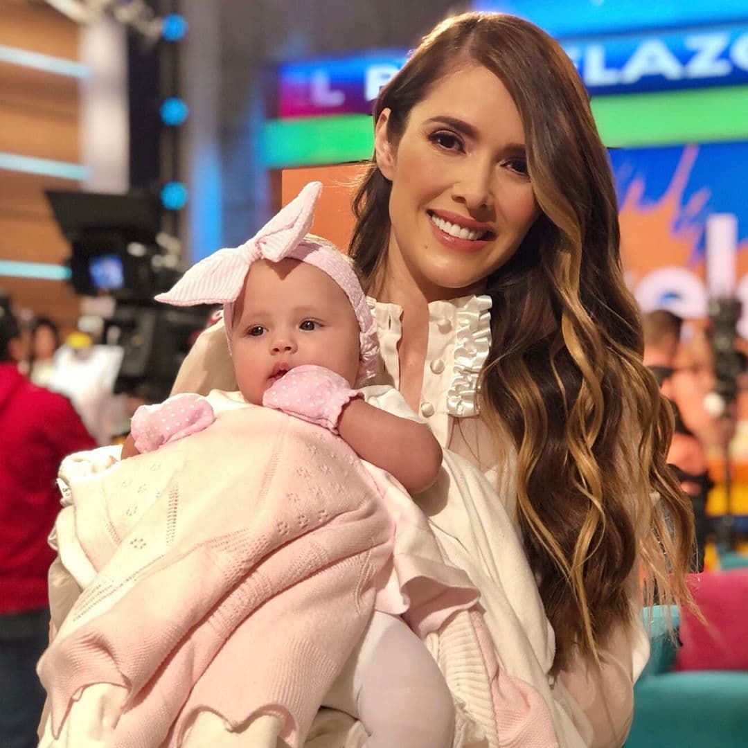 A los 4 meses de dar a luz, Marlene Favela mostró el rostro de su hija Bella, quien se ha vuelto tendencia en redes sociales gracias a estas imágenes.