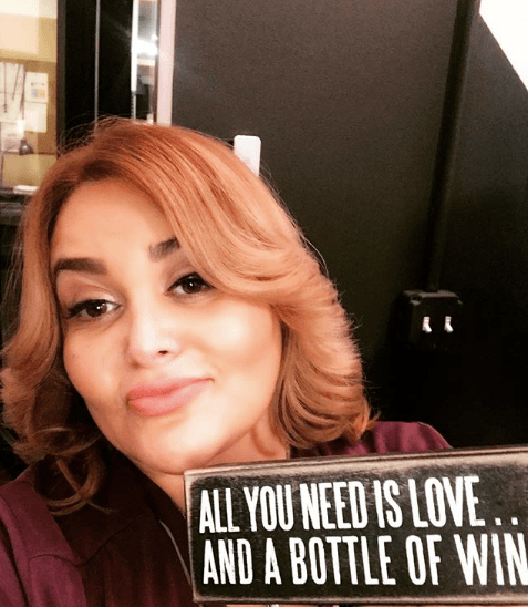 No obstante, nunca deja el humor de lado, como en esta divertida diapositiva en la que aseguró que todo lo que necesita es a Dios, amor... y una botella de vino.