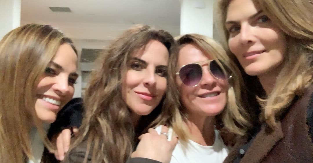 La encargada de compartir la primera fotografía fue Montserrat Oliver, quien a través de su perfil oficial de Instagram les dedicó un emotivo mensaje a sus amigas. “Amigas por más de 25 años #Lagartonas #LasAmo #Amigas”, expresó la conductora de Reto 4 Elementos, quien también destacó la ausencia de una integrante, Yolanda Andrade.