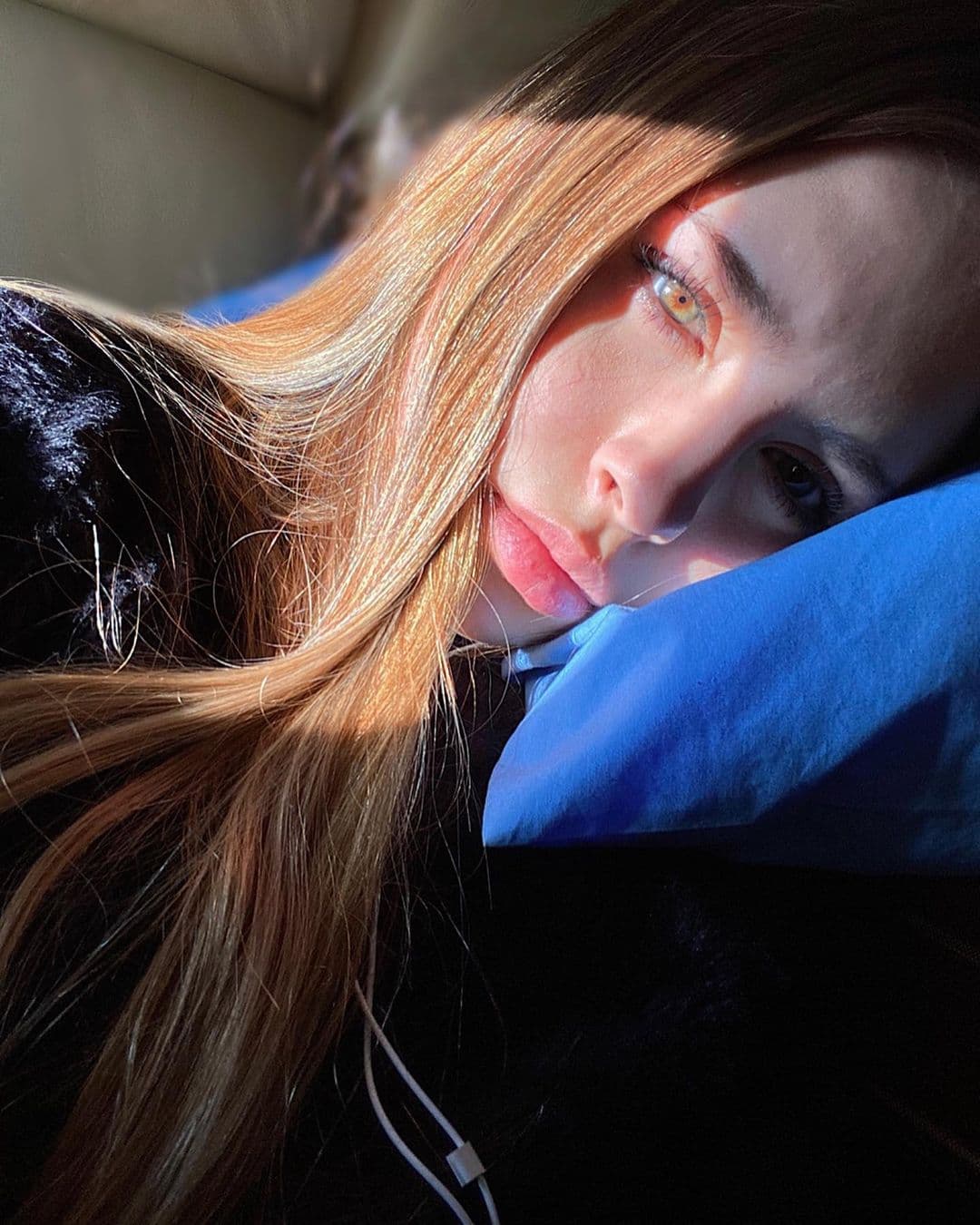 Uno de los retratos que más llamó la atención es en el que aparece Amely recostada, mientras los rayos del sol se reflejan en su rostro, provocando que sus ojos se vean más claros y luzca como la protagonista de telenovelas.