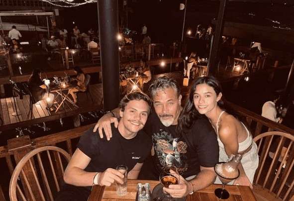 A la par de ser uno de los máximos villanos de las telenovelas, Sergio Sendel es el orgulloso padre de los mellizos Graco y Valeria, quienes recientemente llegaron a los 23 años de edad.