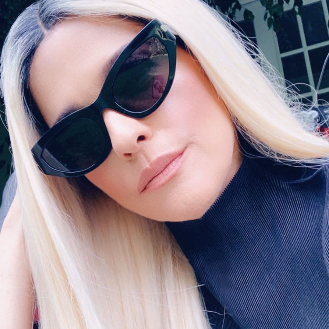 Al finalizar el proceso de la aplicación de la peluca, Martha no daba crédito al cambio tan radical en su look.