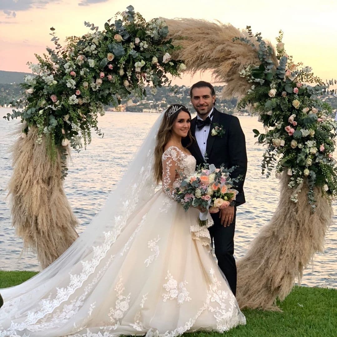 Dulce María celebra primer aniversario con fotos inéditas de su boda civil y emotivo mensaje