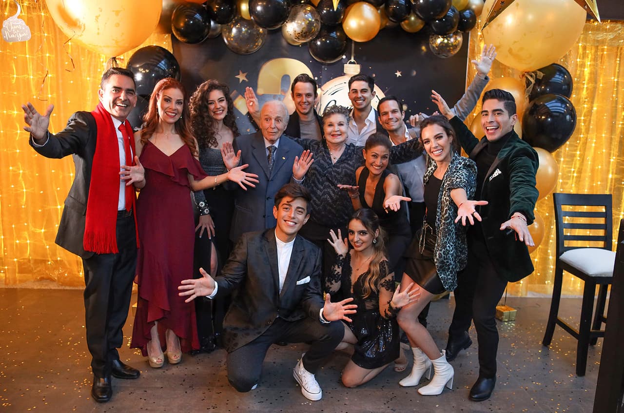 Actores de la nueva temporada de 'Como dice el dicho' y sus nuevos conductores digitales se reunieron para celebrar Año Nuevo y recibir juntos el 2022.