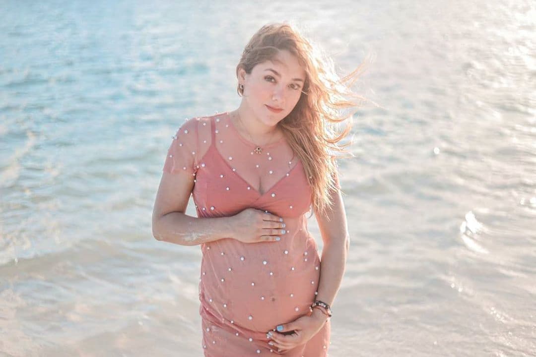 Sherlyn, quien está a pocos días de convertirse en mamá de un varón, compartió una linda fotografía en su perfil social, precisando que este era “sin duda el 10 de mayo más especial a la espera del amor de su vida”. “¿Se les ocurre una mejor forma de celebrar el Día de las Madres con bebé a bordo? A mí, bueno, quizá sí, el próximo año que ya lo tenga aquí (en brazos)”.