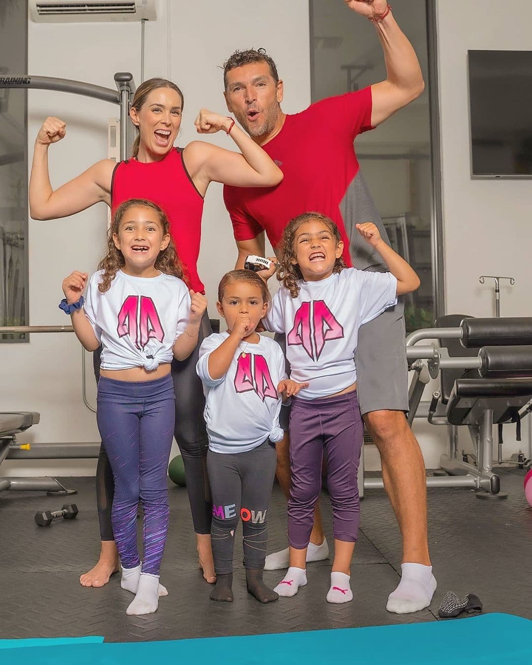 Esposo de Jacky Bracamontes muestra el corte de cabello de sus hijas: ‘A ver si mamá no me regaña’
