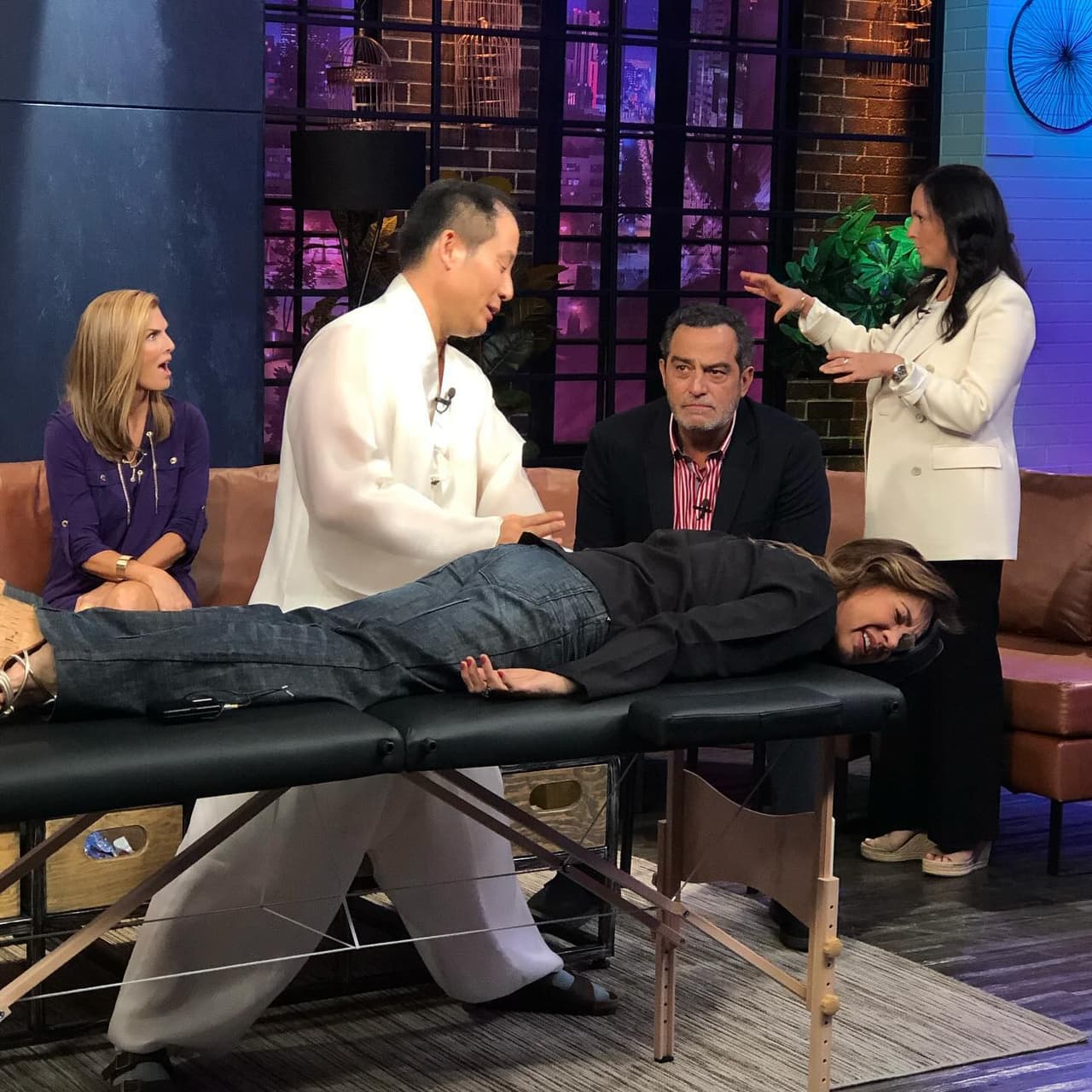 Yolanda Andrade probó la terapia energética Sun Kyeong con el coreano Master Oh.