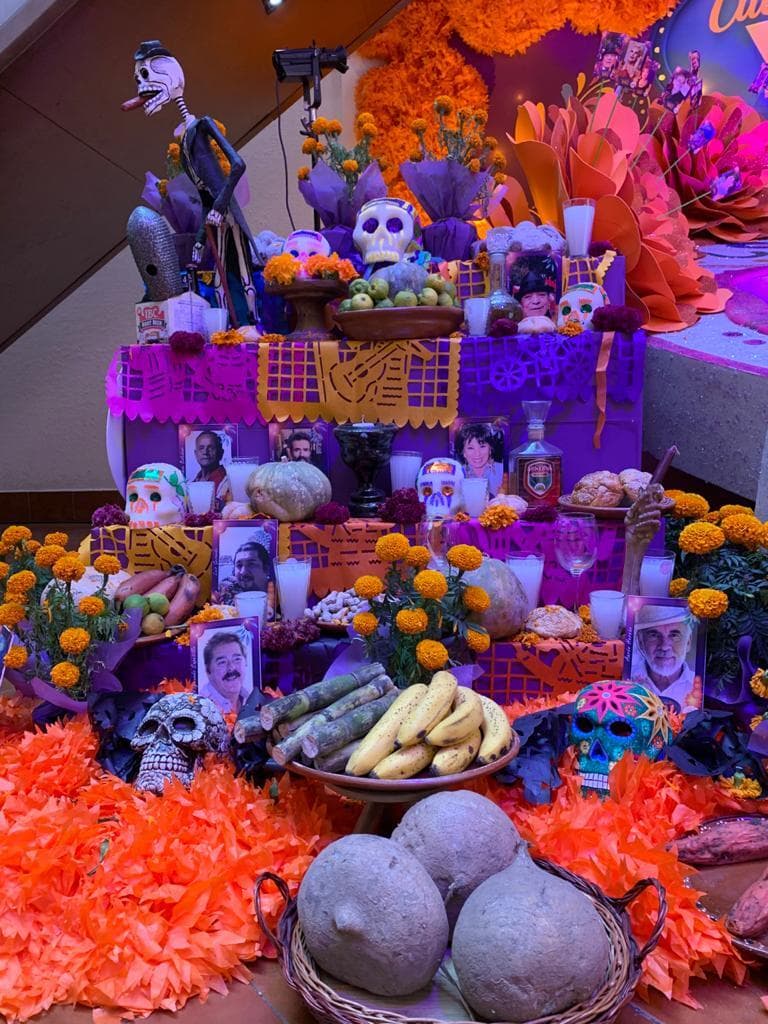 La ofrenda incluye imágenes de calaveras, flores de cempasúchil, frutas, calaveritas de dulce, papel picado y todos aquellos elementos que enaltecen nuestras tradiciones mexicanas.