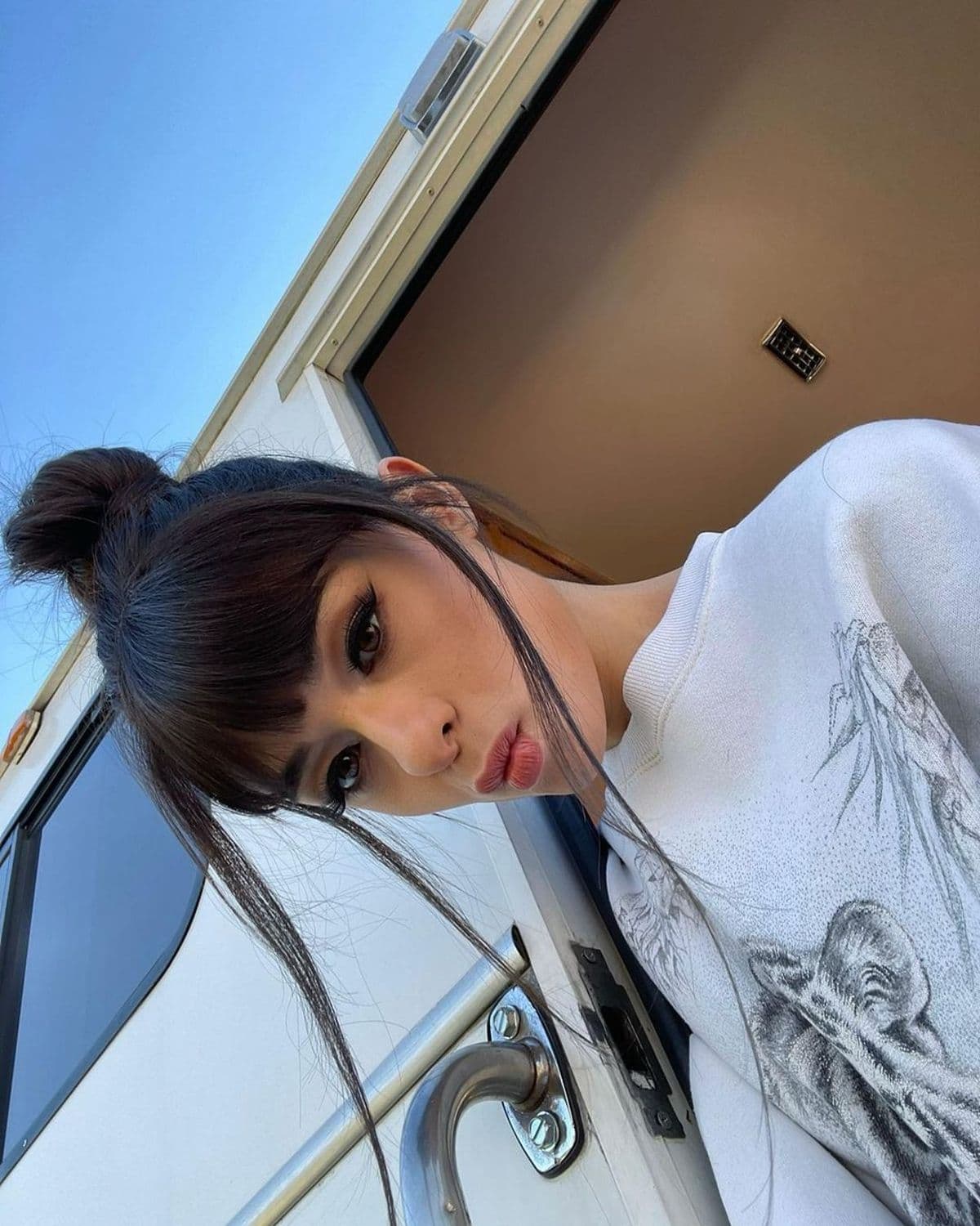 En cuanto a sus redes sociales, Valeria Santaella registra poco más de 25 mil seguidores en Instagram, donde constantemente comparte detalles de su vida privada y entrañables momentos junto a su famoso padre.