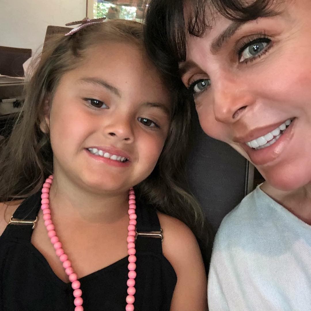 En medio de la polémica, Verónica Castro recibe a su nieta: “Terapia de amor para mi abuela”