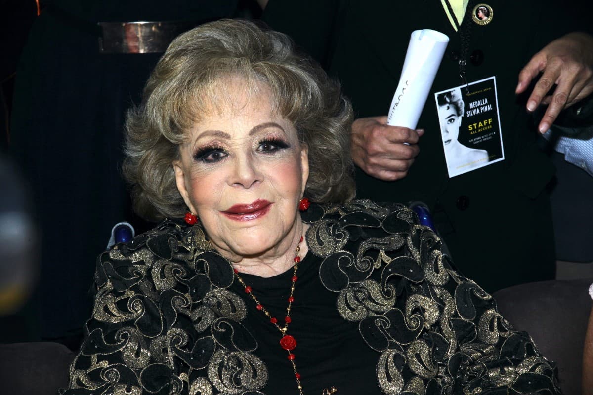 Silvia Pinal regresa a trabajar, como toda una diva, cantando y bailando.