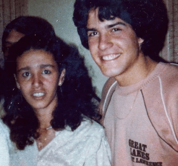 Hijo de inmigrantes provenientes de las Islas Canarias, Miguel Ángel De León López nació en Caracas, Venezuela el 23 de febrero de 1962. Dos décadas después comenzaría sus estudios actorales en su país natal.